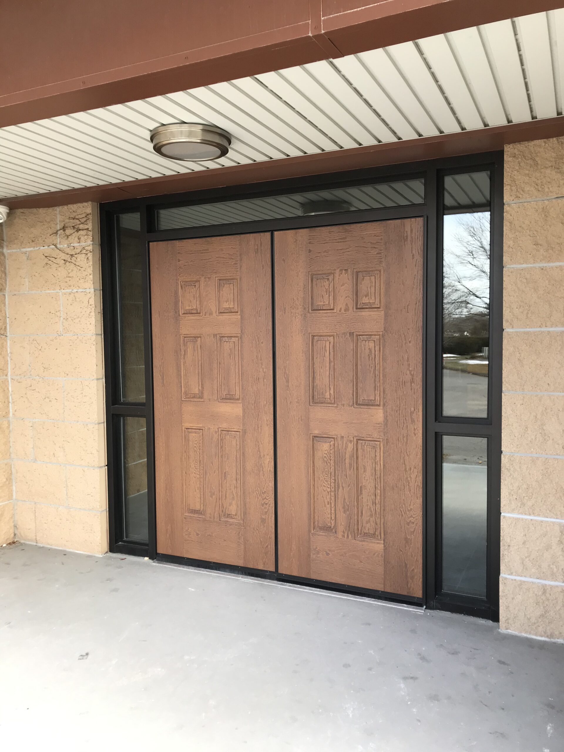 Porte double Special-Lite à grain de bois sur une entrée commerciale